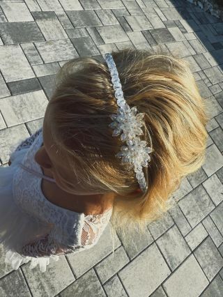 Korálková čelenka jako okouzlující doplněk do vlasů ✨ Je zdobená korálky po celém obvodu a nepřehlédnutelný detail tvoří...