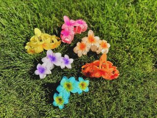 Další z našich květinových skřipců, tentokrát tři květy vedle sebe 🌸 No nevypadají kouzelně? ✨ #hairbizuterie...
