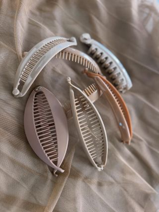 Tuto klasiku zná snad každý, spona do vlasů ve stylu “banánek”. Naprostá nezbytnost, kterou pro Vás máme skladem na eshopu...