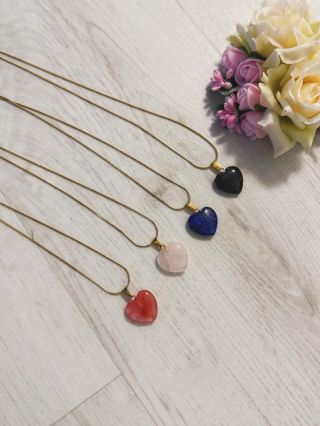 Další novinkou v našem sortimentu je jemný řetízek ve zlaté barvě s přívěskem ve tvaru srdce 🖤🤍 Nádherný doplněk pro...